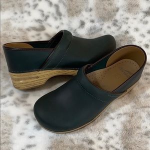 EUC Dansko Professional Clogs Oiled Teal EU 42